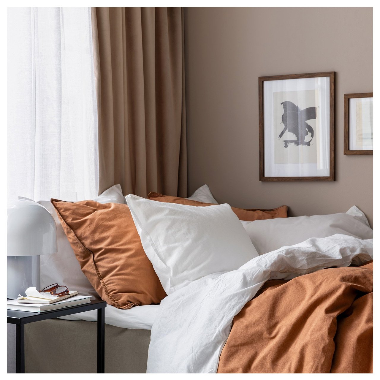 Schlafzimmer mit einem dünnen weißen und einem dicken beigen Vorhang zusammen.