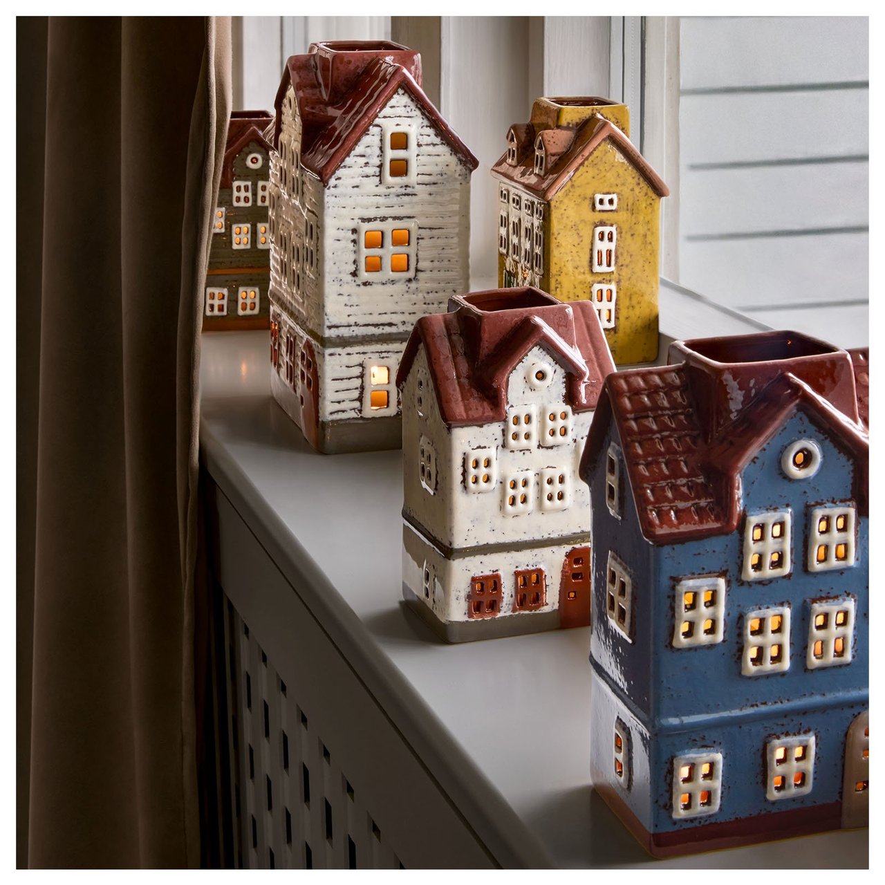 Kleine Deko-Häuser auf der Fensterbank.