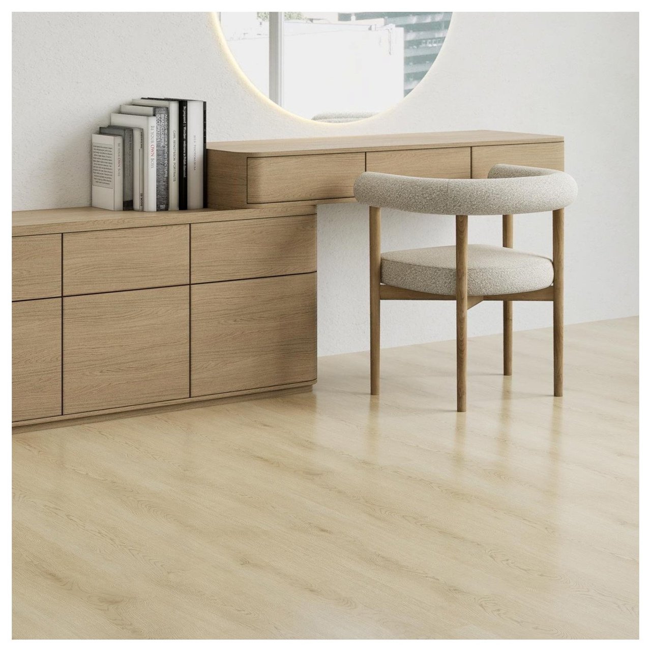 Kontorsdel i större rum med klickgolv i ljus ek.