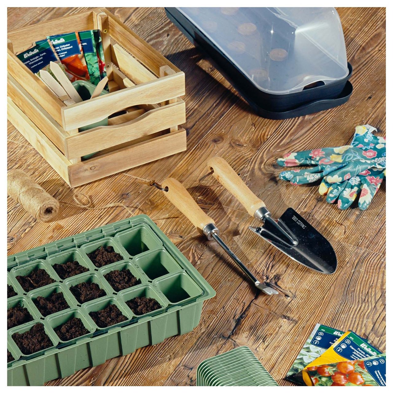 Utstyr for dyrking: minidrivhus, frøposer, såbrett, verktøy og hansker.