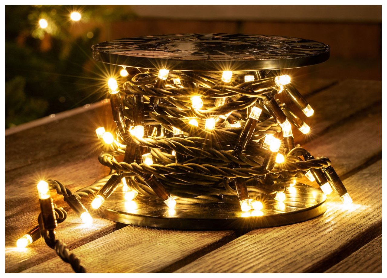 Ljusslingor med svarta kablar upplindade på en rulle.