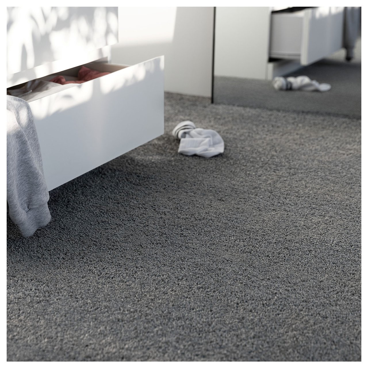 Grauer Teppich in einem begehbaren Kleiderschrank.