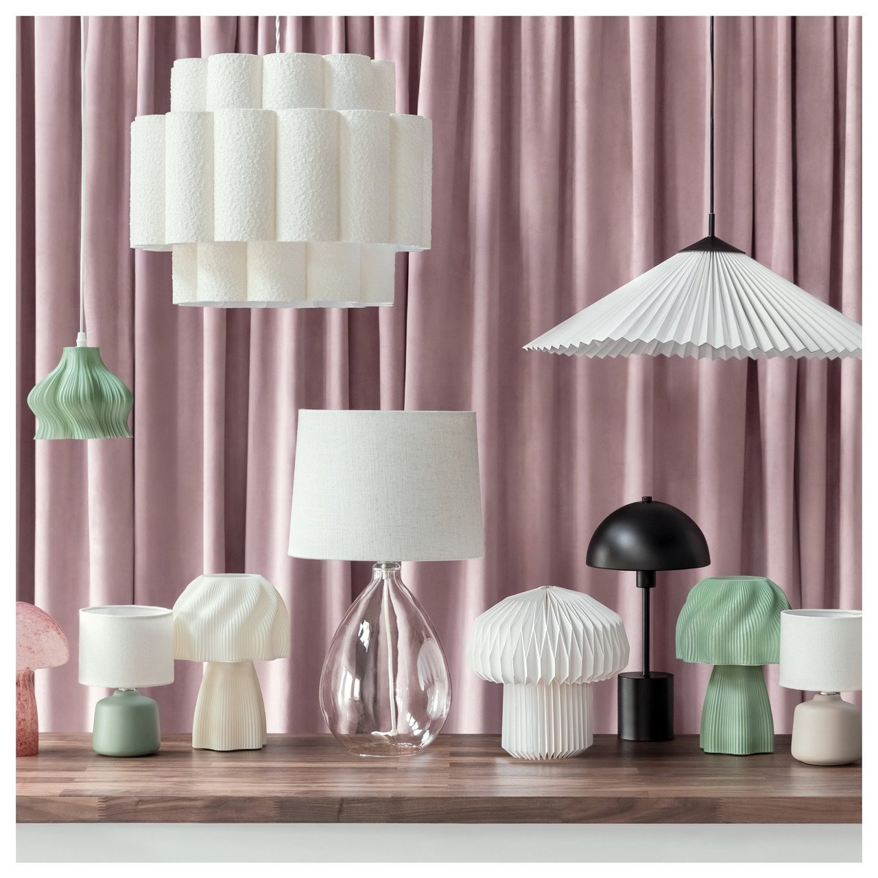 Tisch- und Deckenlampen in verschiedenen Modellen und Farben.