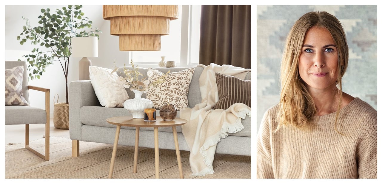 Wohnzimmer in gedeckten Farben mit grauem Sofa, gemusterten Zierkissen und beigefarbener Decke. Couchtisch mit Blumen in einer Vase. Rustas Einrichtungsexpertin Andrea Jörbrink.