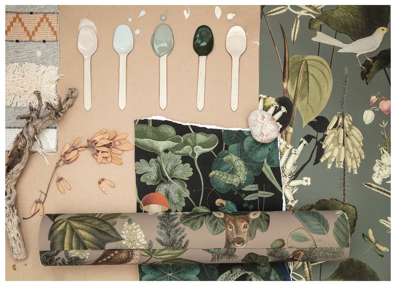 Sisustusinspiraatiota, jossa näkyy tapettinäytteitä, erilaisia maaleja lusikoissa maanläheisissä sävyissä.
