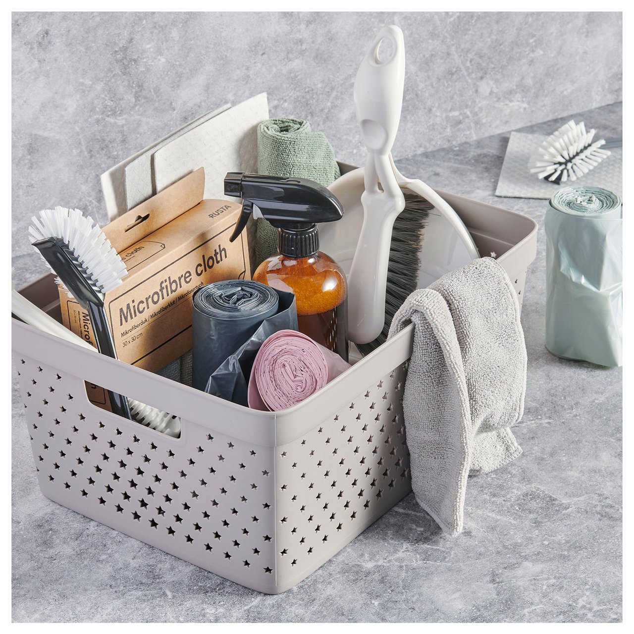 Plastkorg med städartiklar som rengöringsmedel, trasor och diskborstar.