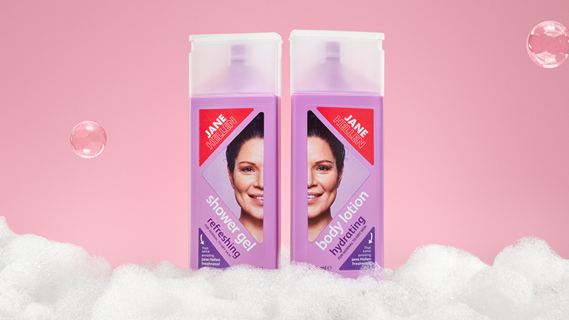 Zwei Flaschen Duschgel und Bodylotion nebeneinander, umgeben von Schaum in einem Bad.