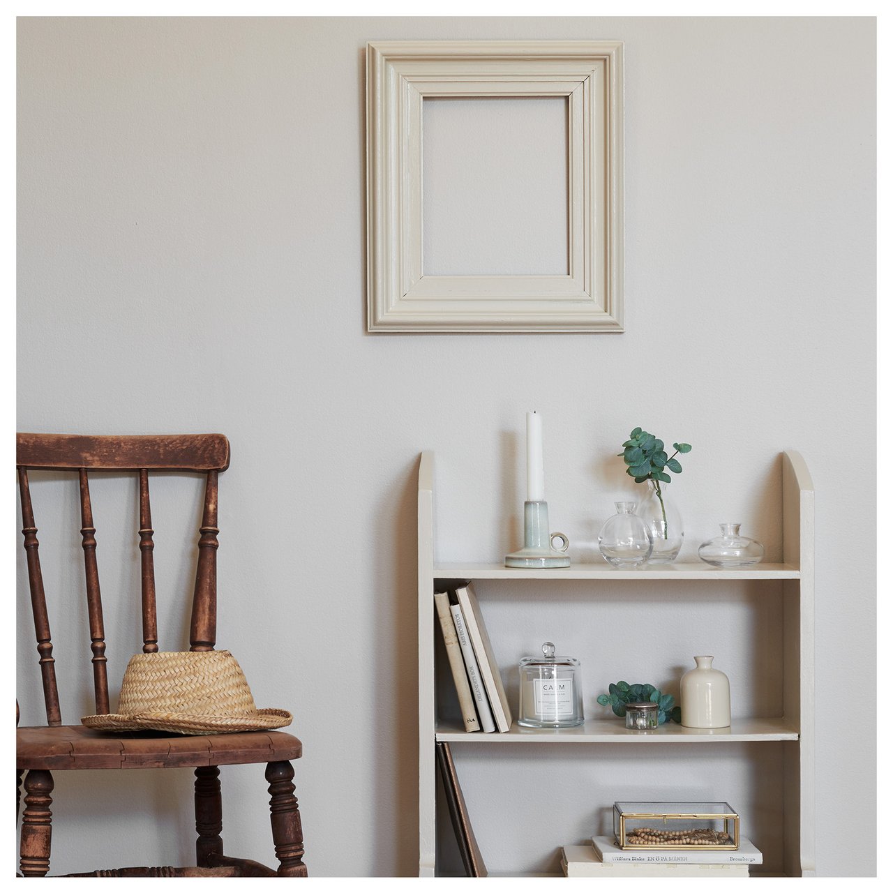 Vägg, hylla och ram målad i den gråbeige kulören Koala.
