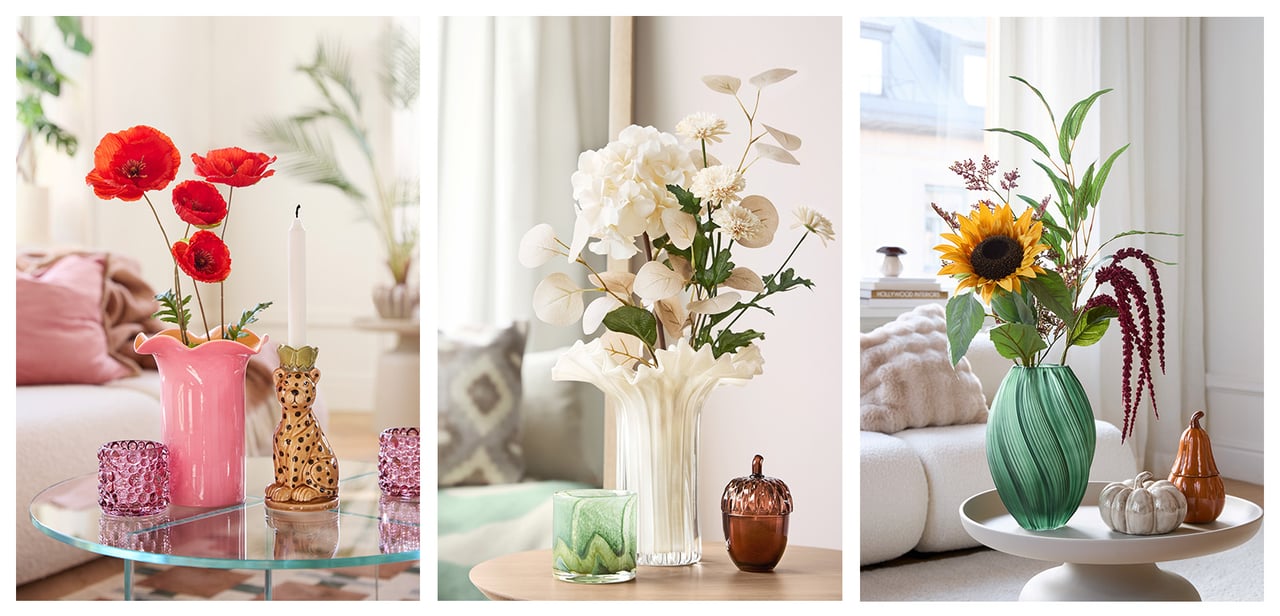 Rosa vase med røde valmuer, hvit vase med hvit blomsterbukett og grønn vase med solsikke, grønne kvister og rød amarant.