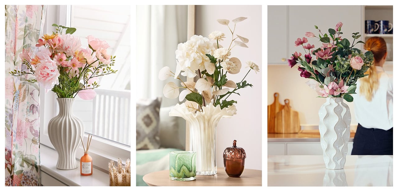 Sträuße aus Kunstblumen in hohen Vasen.