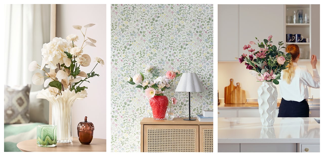 Tre buketter av kunstblomster i ulike vaser.