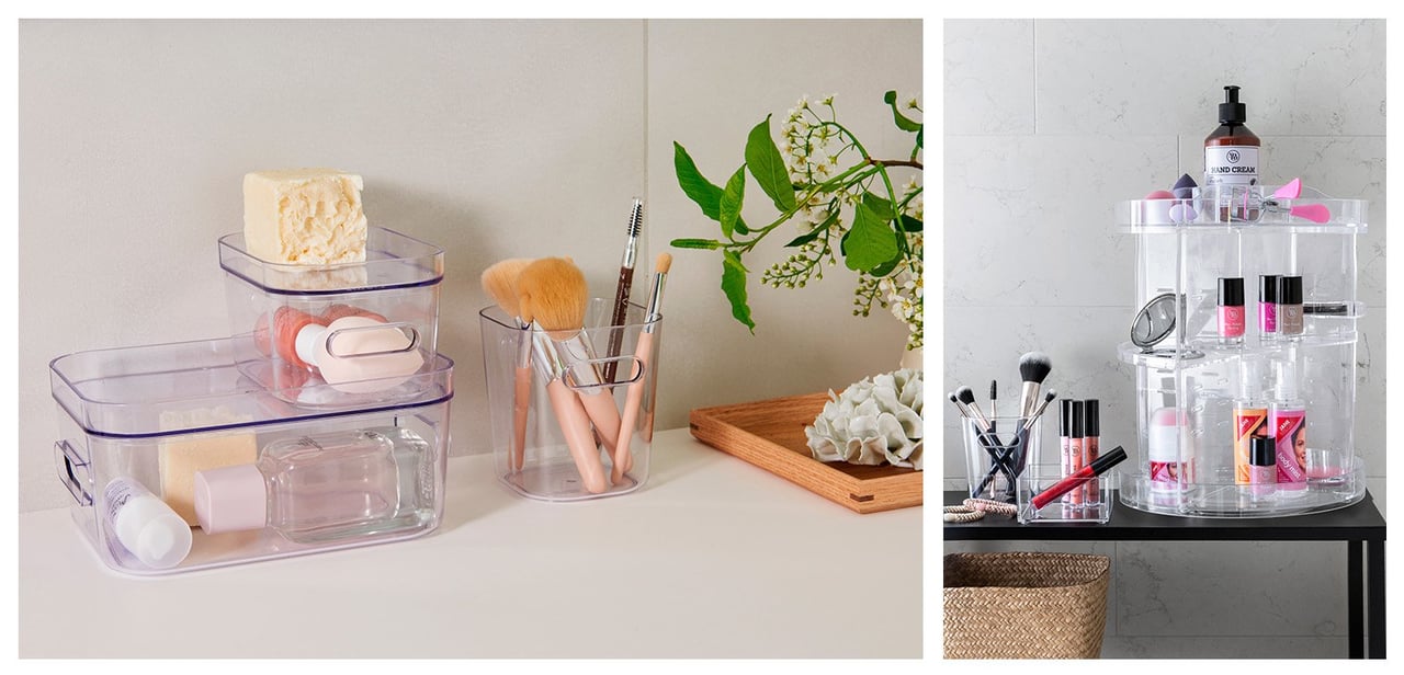 Gjennomsiktige oppbevaringsbokser med sminkekoster, sminke, neglelakk og hudpleieprodukter.