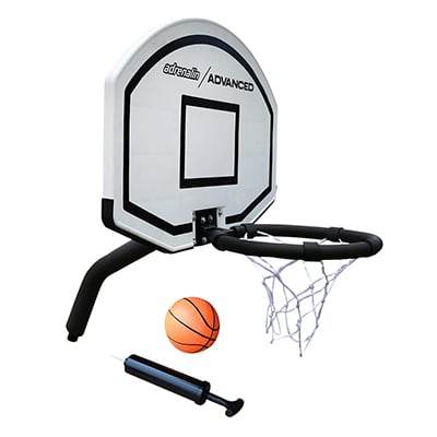 Ein kleiner Basketballkorb mit Ball und Pumpe, passend fürs Trampolin.