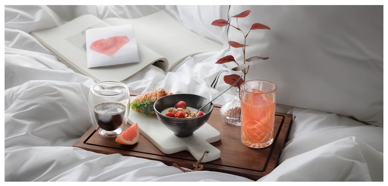 Aamiainen sänkyyn: jogurttia, kahvia, mehua ja onnittelukortti.