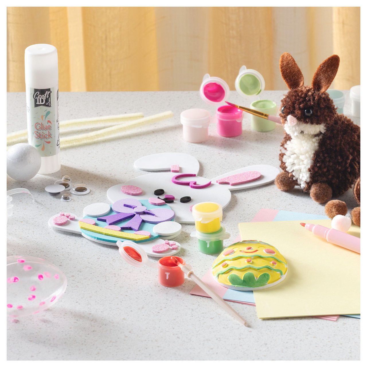 Osterbasteln in Form von Ostereiern und Osterhasen.