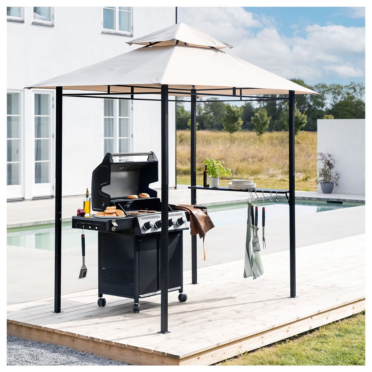 Gasgrill unter einem Pavillon. Im Hintergrund ist ein Pool zu sehen.