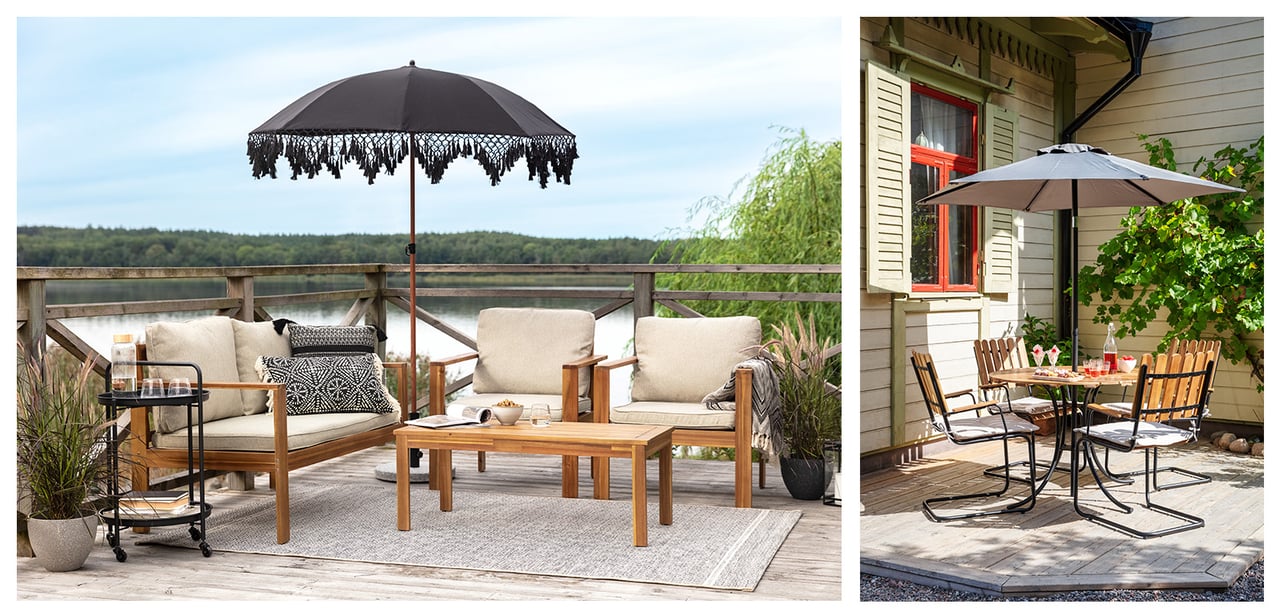 Stor balkong med loungemöbler i trä samt matgrupp med runt bord, fyra trästolar och parasoll i mitten.