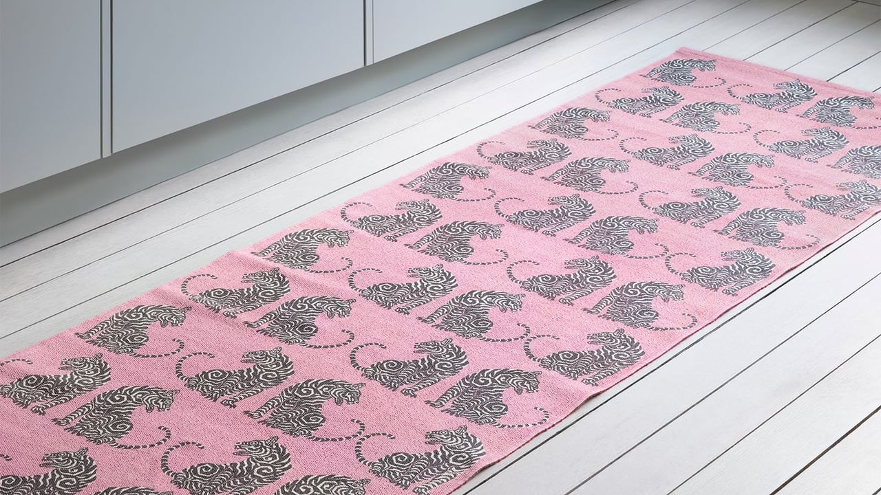 Rosa Läufer mit Tigermuster in der Küche.