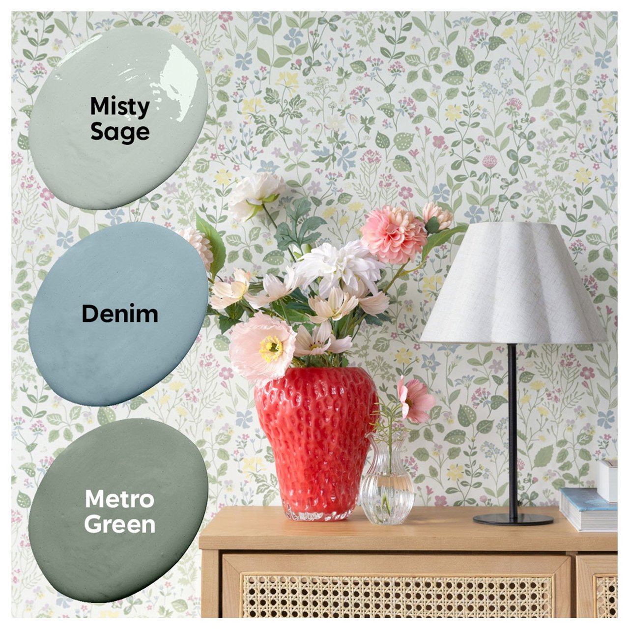 Eine Blumentapete mit drei passenden Farbfeldern.