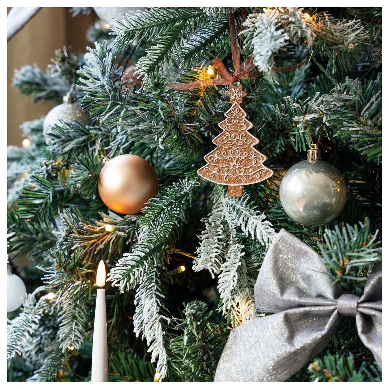 Lichter, Kugeln und Weihnachtsschmuck in einem künstlichen Weihnachtsbaum.