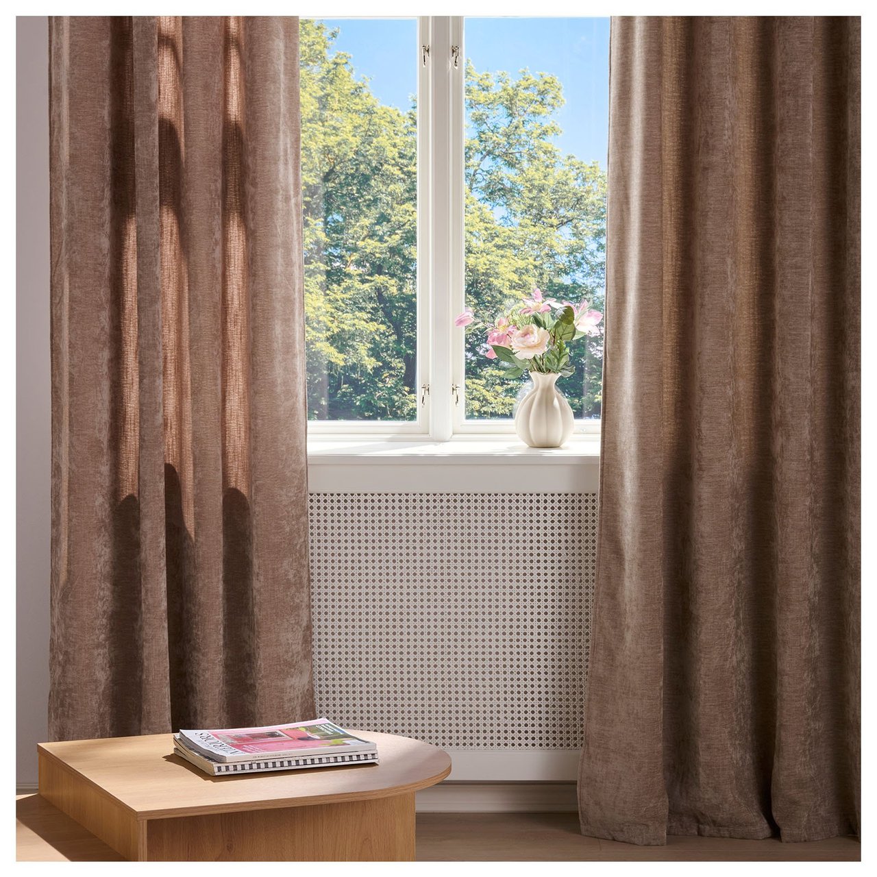 Wohnzimmer mit dicken sandfarbenen Vorhängen.