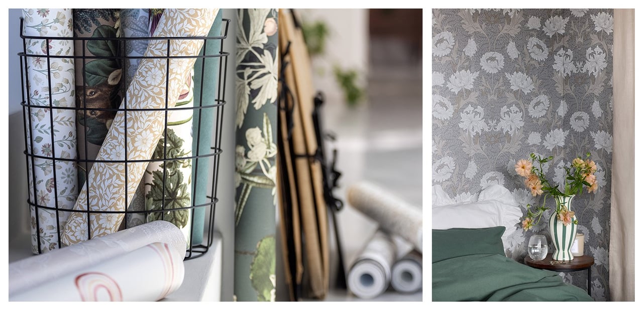 Tapetrullar i förvaringskorg samt uppsatt tapet i sovrumsmiljö med bäddad säng och blommor på nattduksbord.