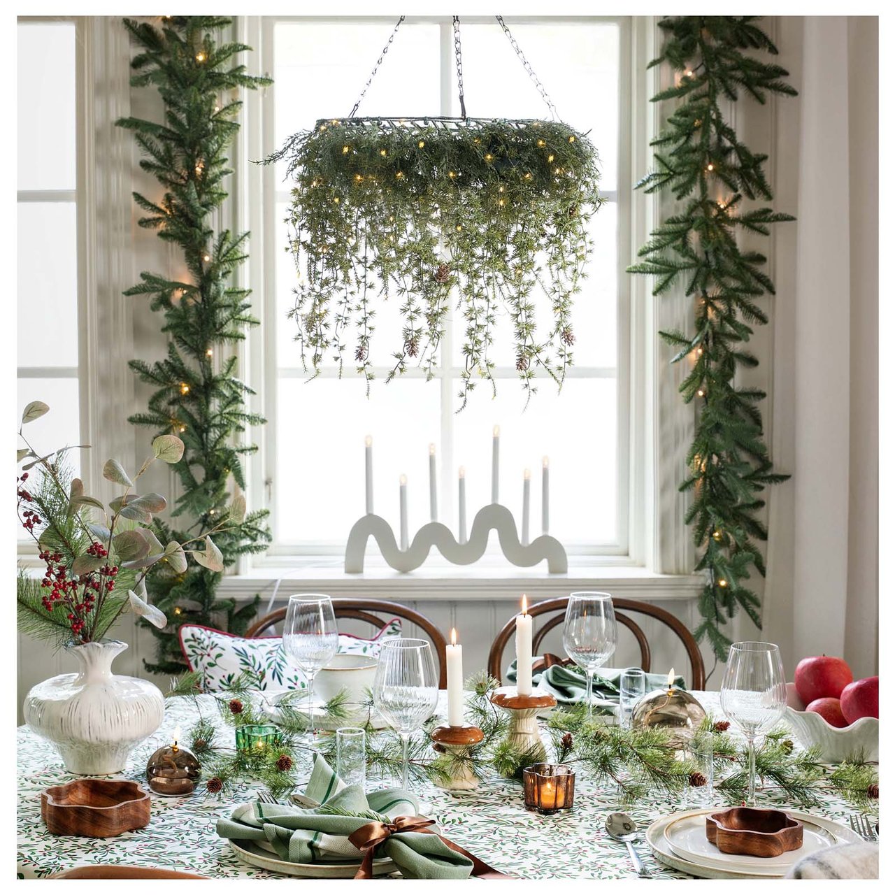 Joulukattaus havuilla, kynttilöillä ja yksityiskohdilla luo kutsuvan ja juhlavan tunnelman pöydän ääreen.