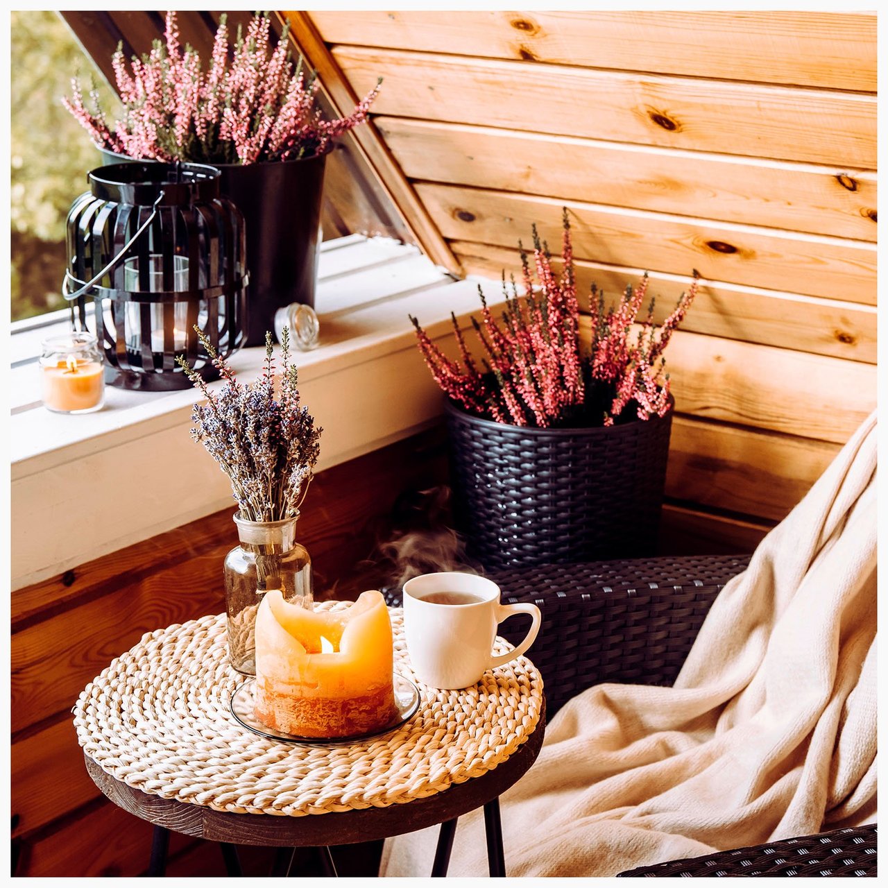 Calluna-istutus tunnelmallisella parvekkeella