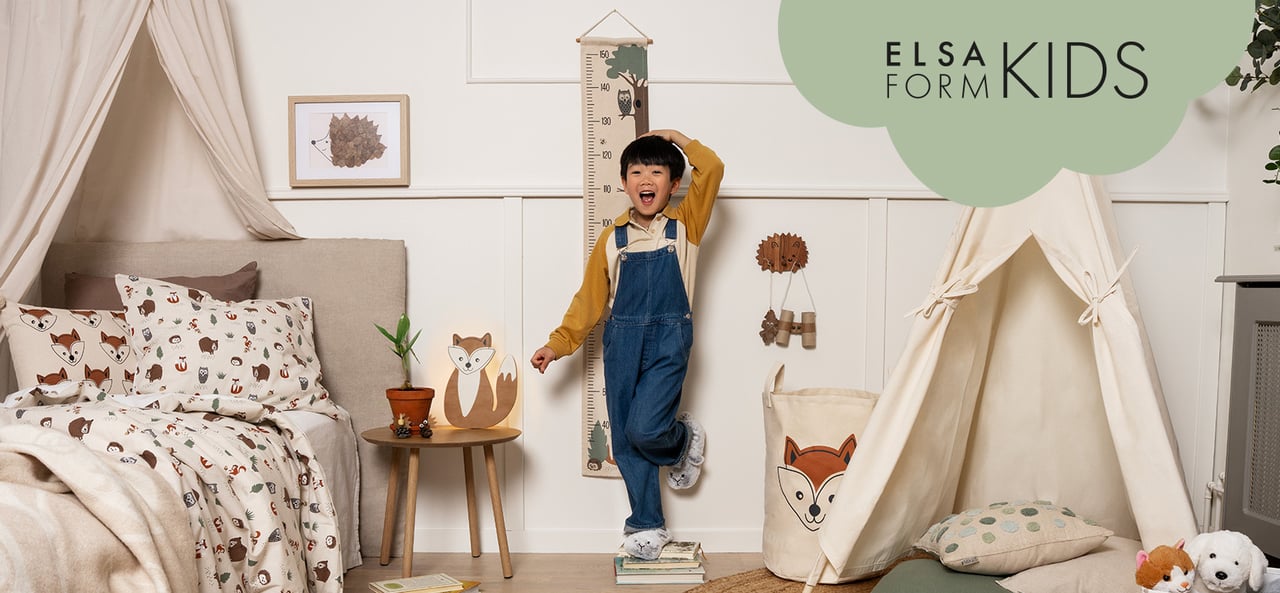 Barnrum med lekfull inredning från Elsaform Kids och ett barn som mäter sin längd.