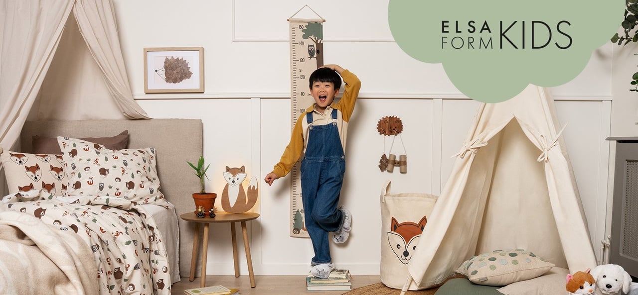 Barnrum med lekfull inredning från Elsaform Kids och ett barn som mäter sin längd.