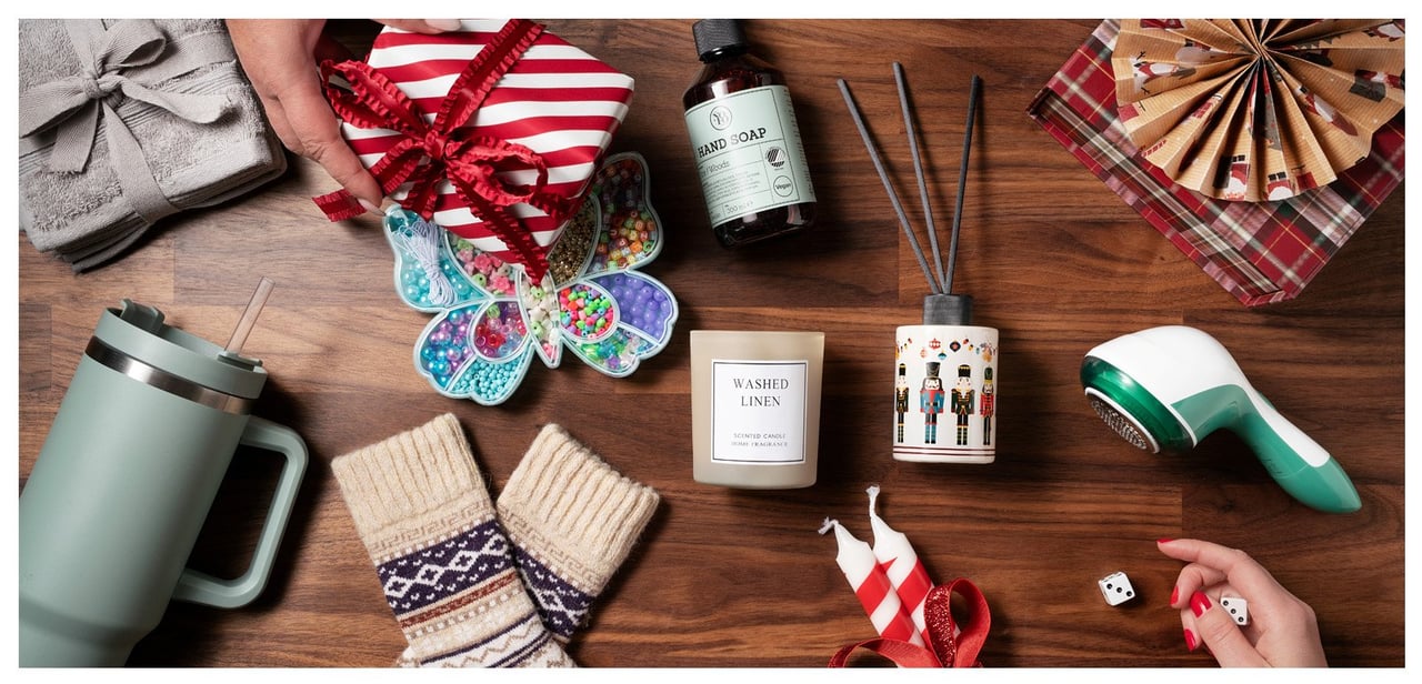 Julegaver og en terning på et bord.