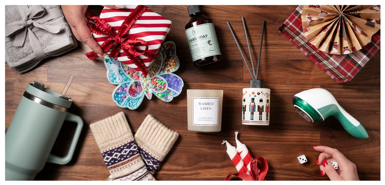 Julegaver og en terning på et bord.