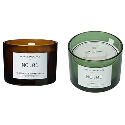 Zwei Duftkerzen in Glasbehältern, die nebeneinander stehen.