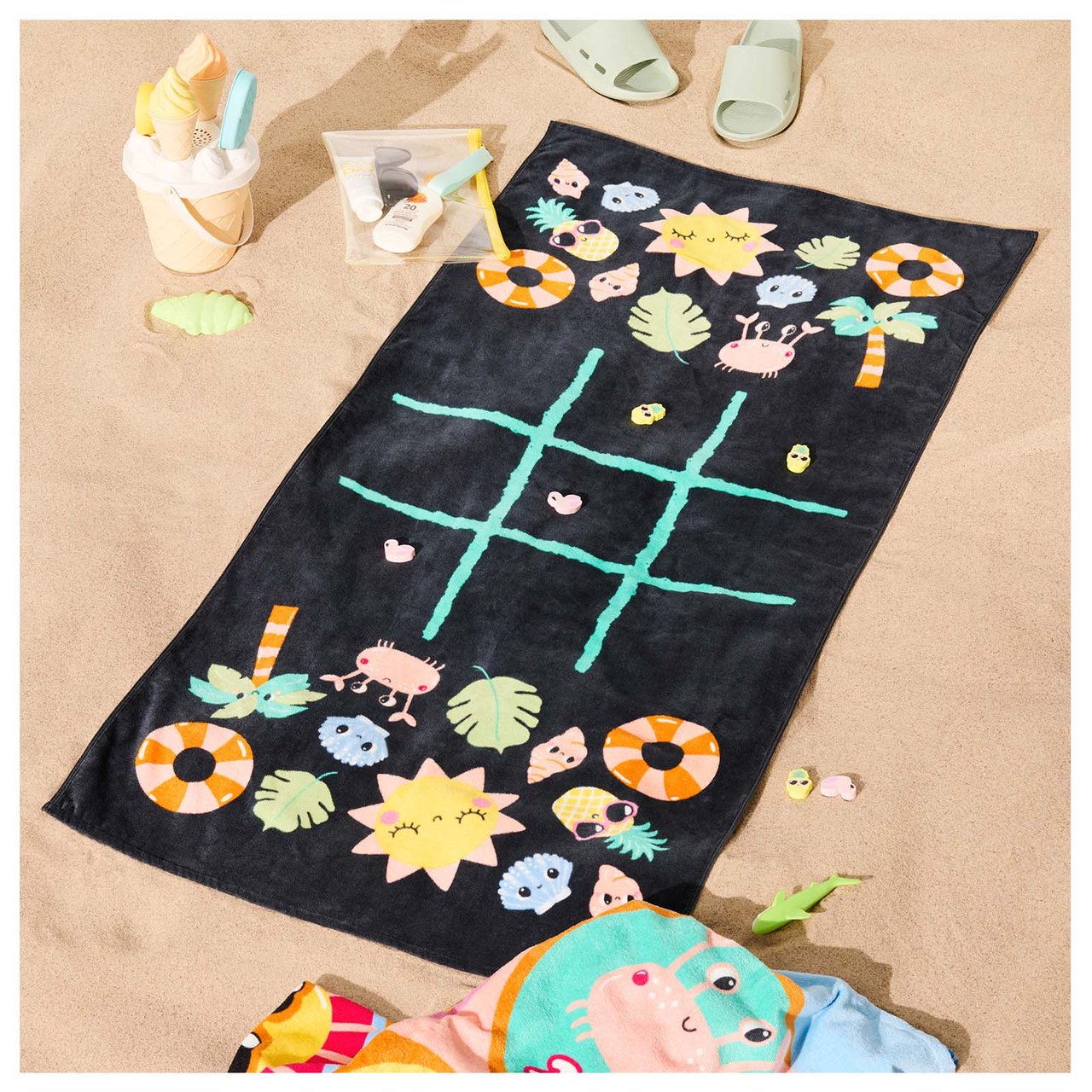 Fargeglade badeleker, en oppblåsbar flamingo, en rosa bademadrass og leker i spesialskum, klar for sommerlek ved bryggen.