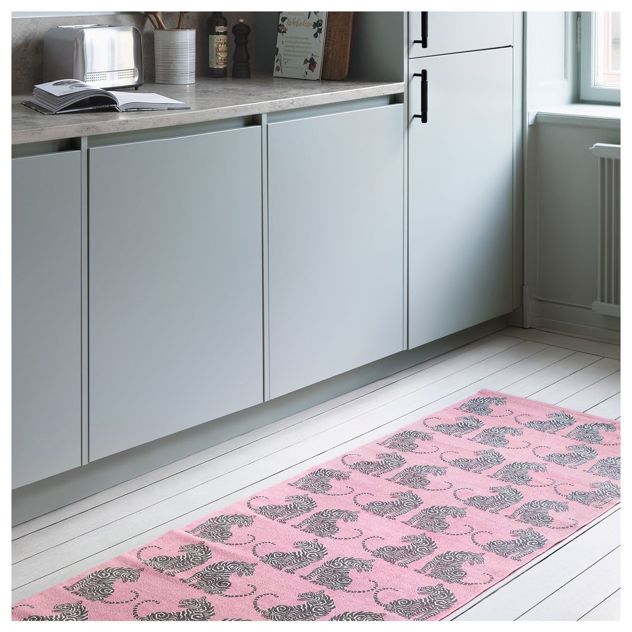 Kjøkken med rosa rye med tigre.