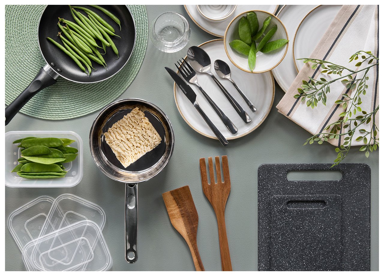 Köksprodukter som skärbräda, kastrull, porslin, stekpanna och matlådor.