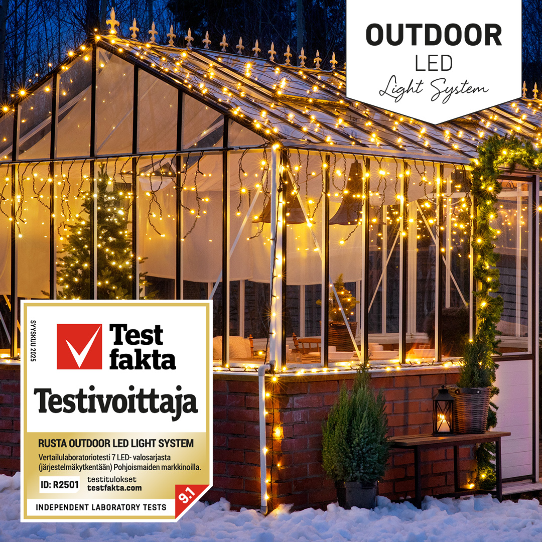 Kasvihuone talvisessa ympäristössä koristeltuna valoketjuilla. Outdoor LED Light System-logo ja Testfakta Testivoittaja-logo.