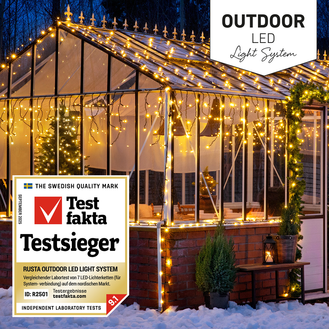 Großes Gewächshaus in winterlicher Umgebung mit Lichterketten, Outdoor LED Light System-Logo und Testfakta ”Testsieger-Logo.