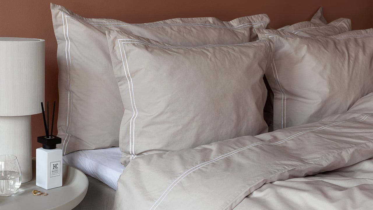 Hotelleilla on usein ominaistuoksunsa. Mitä jos jäljittelisit tätä ominaisuutta kotonasi? Hotel Collection -sarjasta löytyy saippuaa, suihkuvoidetta, tuoksukynttilöitä, huonesuihketta ja tuoksutikkuja tyylikkäästi muotoilluissa pakkauksissa. Tuoksut ovat monikerroksisia: niissä on bergamotin ja heliotroopin ensituoksu, iiriksen ja orvokin sydäntuoksu sekä meripihkan, myskin ja santelipuun pohjatuoksu. Lämmin ja ihastuttava tuoksu, joka toivottaa tervetulleeksi kotiin.