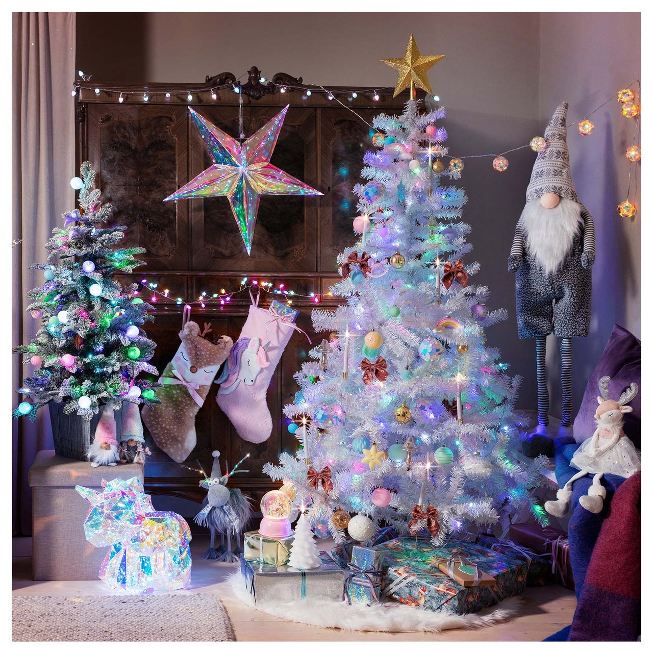 Ein Zimmer mit mehreren Weihnachtsbäumen, die mit bunten Lichtern und Figuren geschmückt sind.