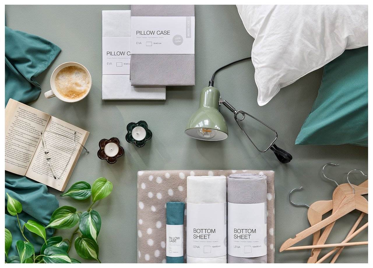 Sovrumsprodukter som lakan, örngott, kuddar, pläd, sänglampa och galgar.