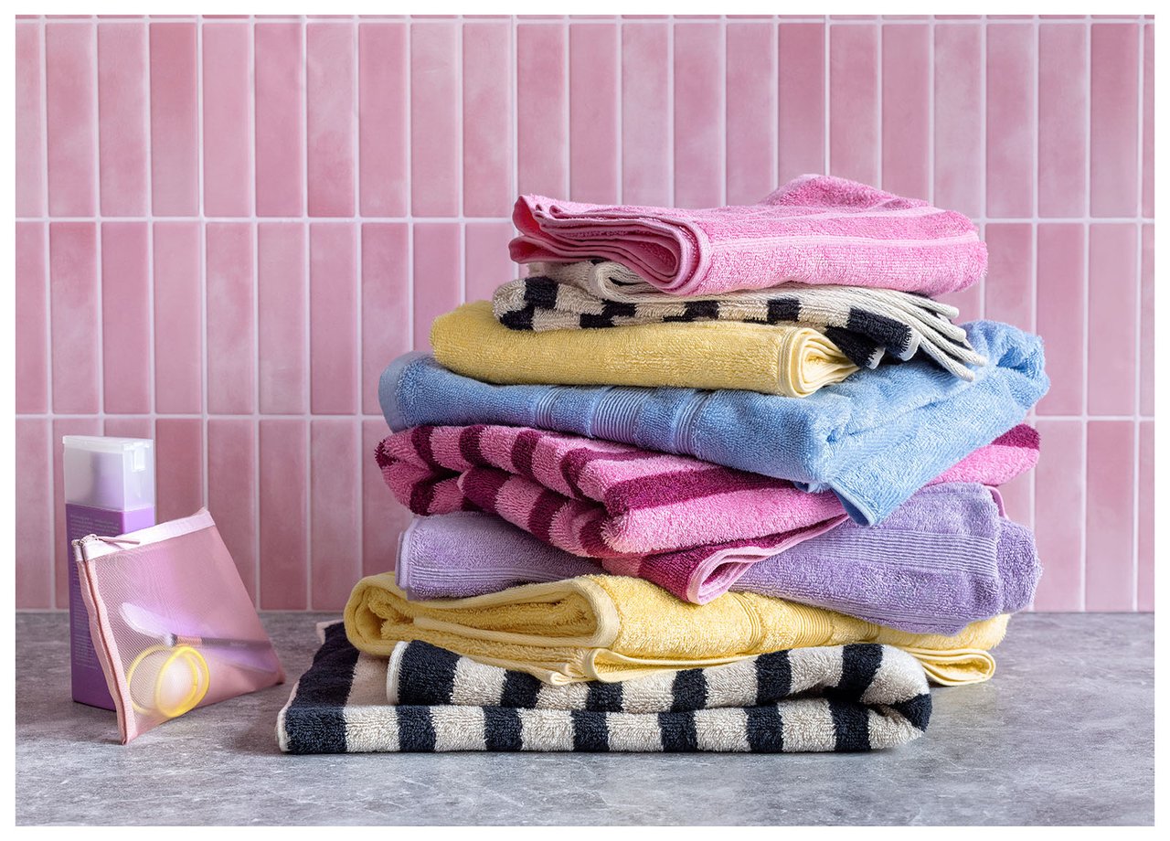 Stabel med håndklær i ulike farger.