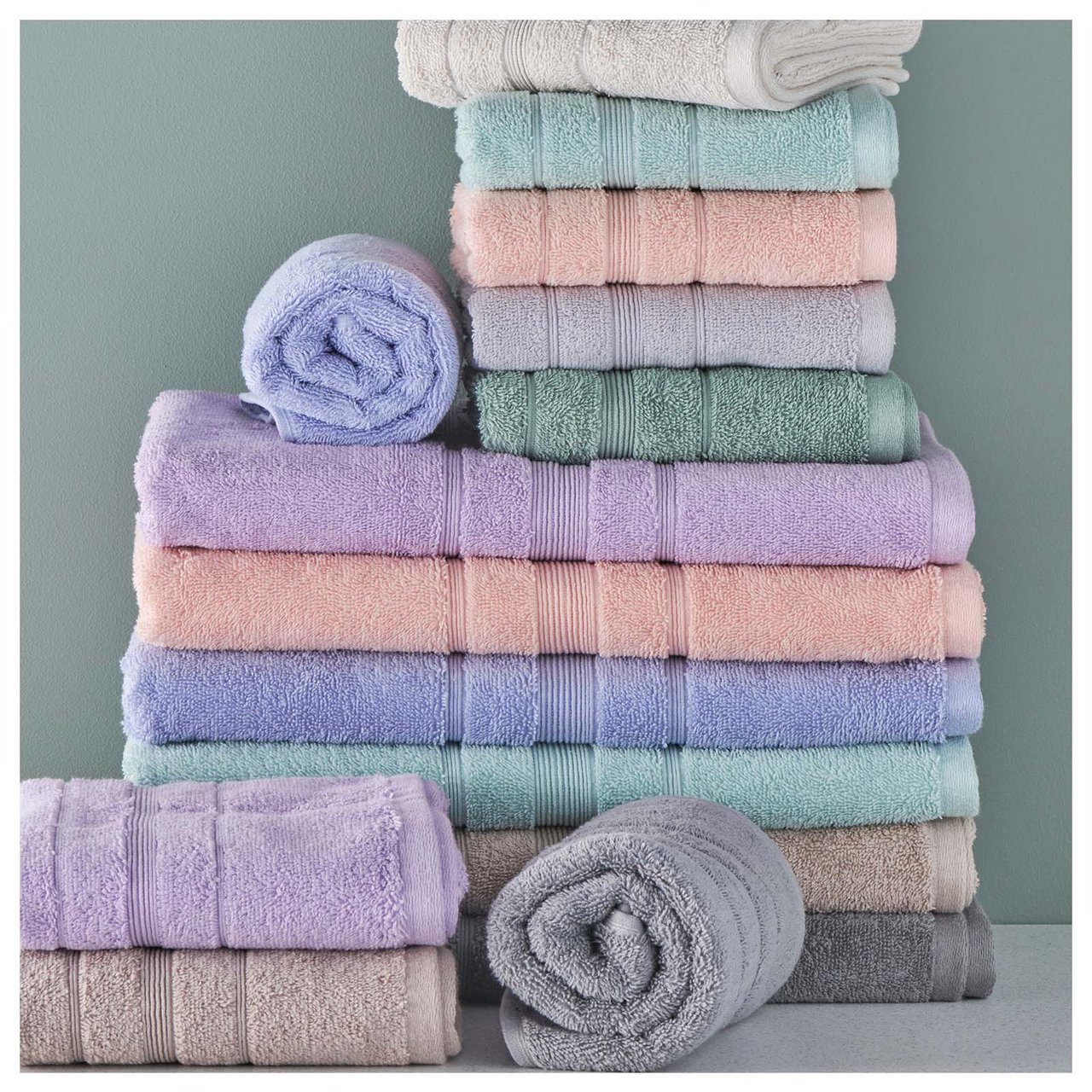 Stapel aus Handtüchern in verschiedenen Farben.