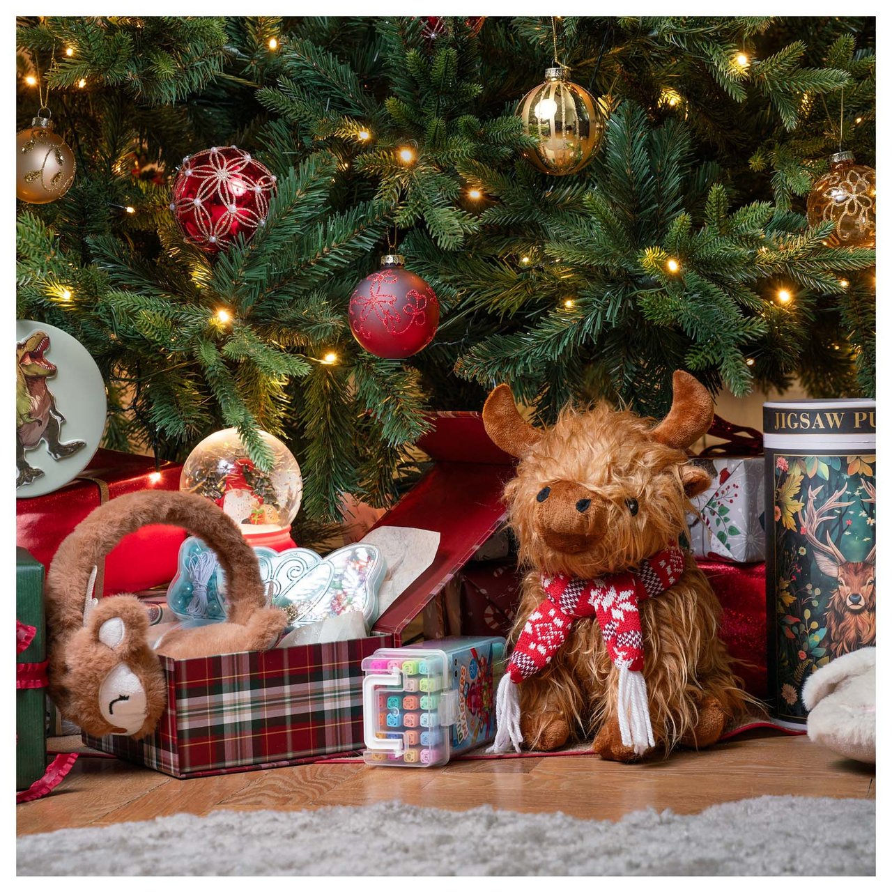 Lahjat ja lelut on koottu koristellun joulukuusen alle kodissa.