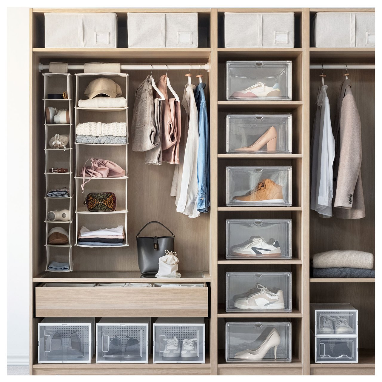 Kleiderschrank mit Hängeaufbewahrung, Kleidung und transparenten Schuhboxen.