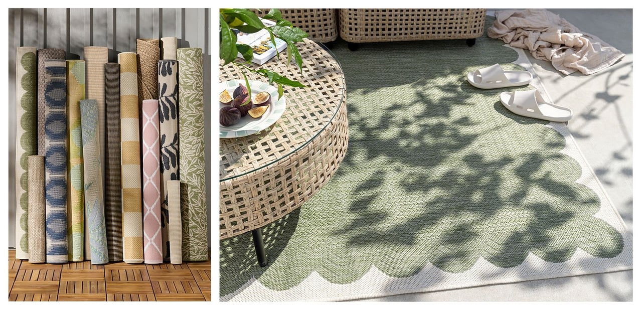 Sammenrullede bastmatter i ulike farger lent mot en vegg. Grønt teppe på en uteplass.