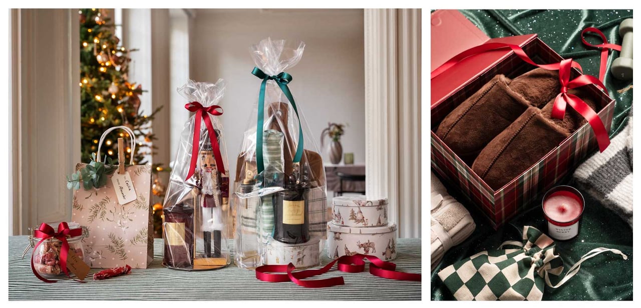 Verpackte Geschenke, Hausschuhe und Duftkerzen in weihnachtlicher Atmosphäre.