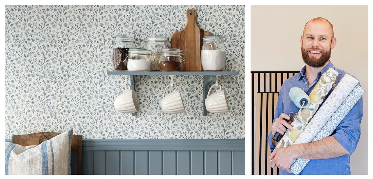 Blåblommig tapet ovanför blå träpanel. Martin Bodin, kategorichef på Rusta.
