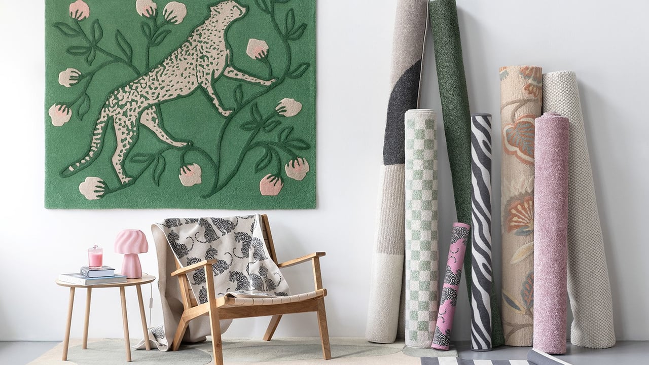 Tepper i forskjellige farger, mønstre og størrelser.