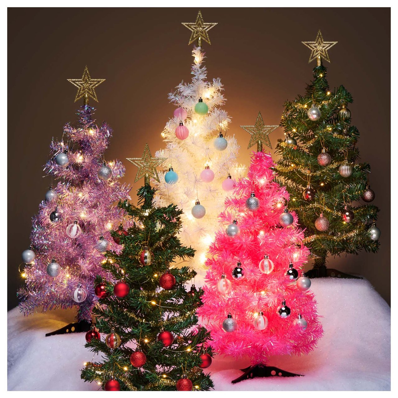 Kleine bunte Kunstbäume mit Weihnachtsschmuck.